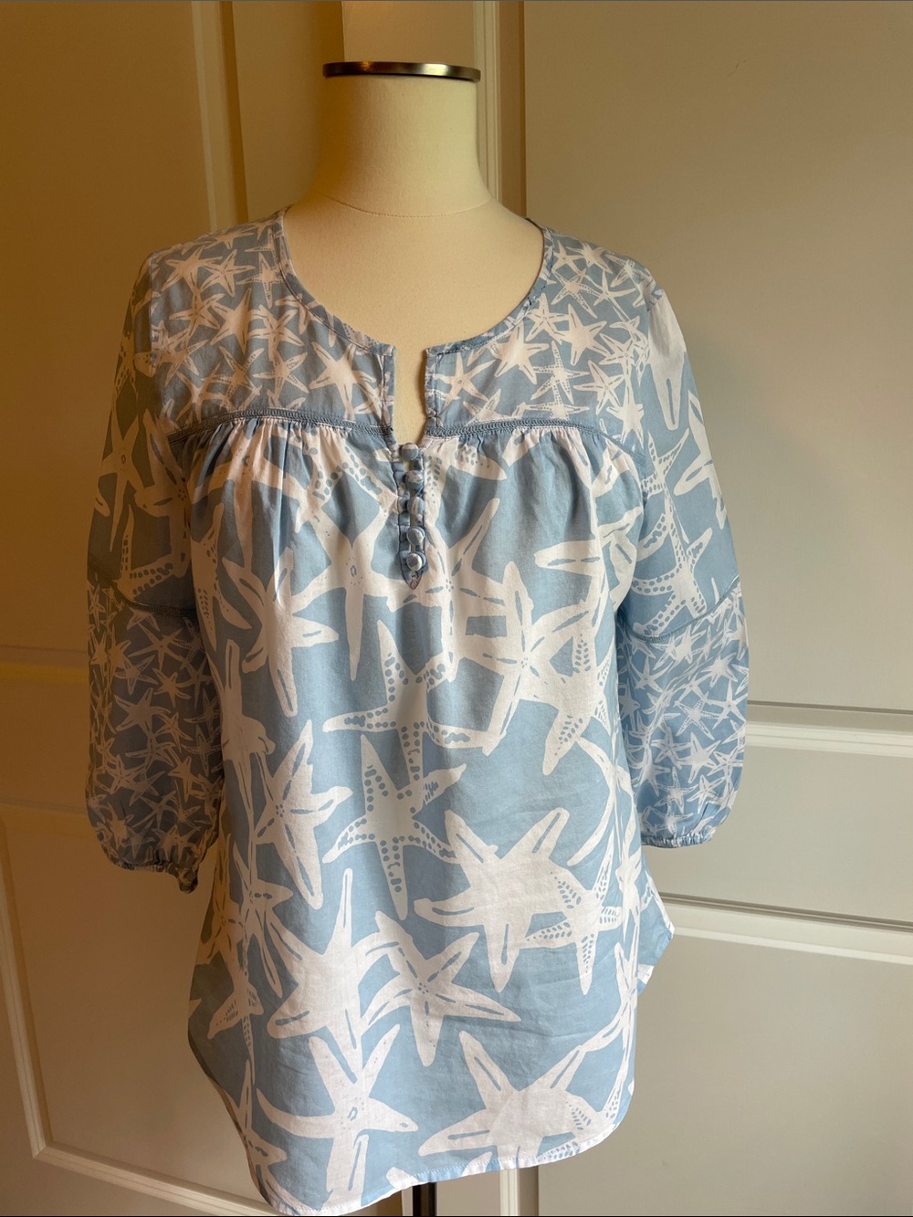 Crown & Ivy Beach Light Blue Starfish Print Peasant Blouse Size Medium